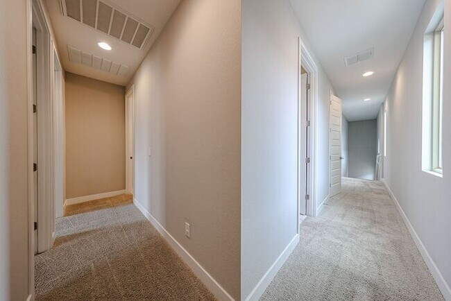 Building Photo - Move In Ready!stunning 3 bedroom, 2.5 bathroom home located in Phoenix!
