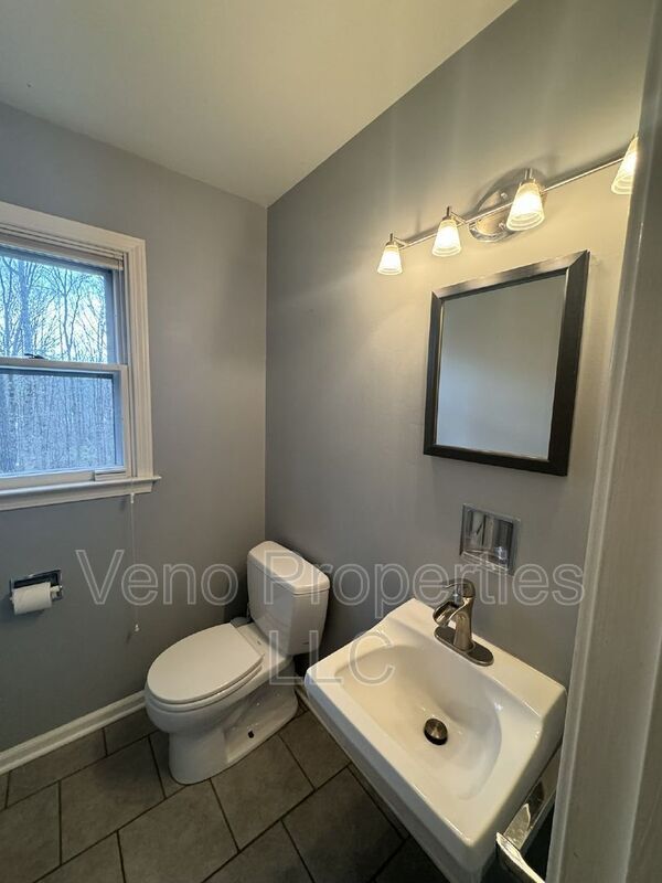 Building Photo - 15 Rivercrest Dr