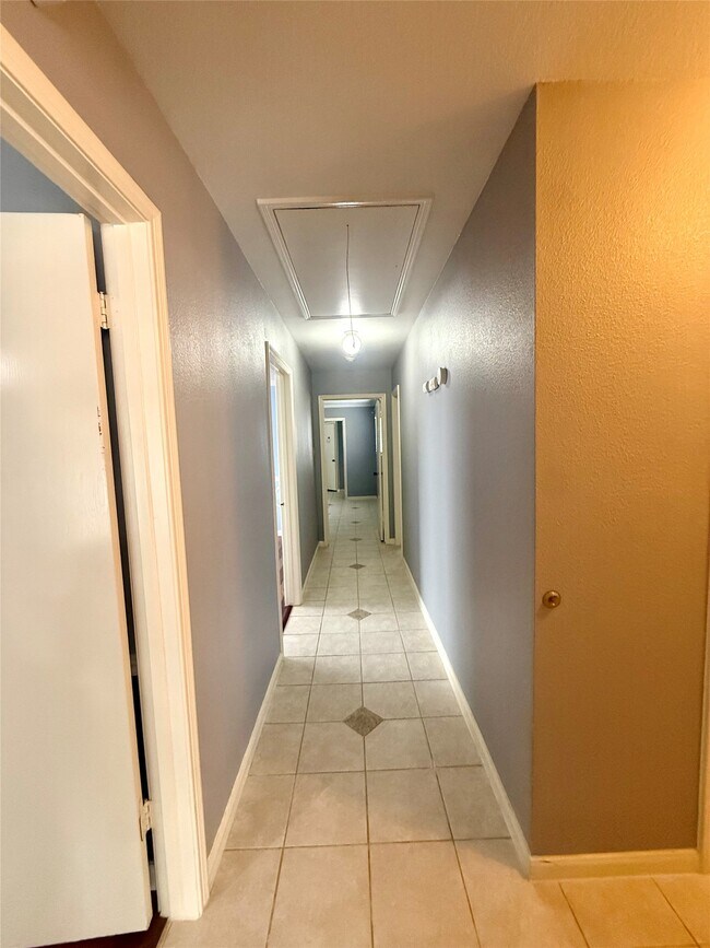 Building Photo - 14906 Brookpoint Dr