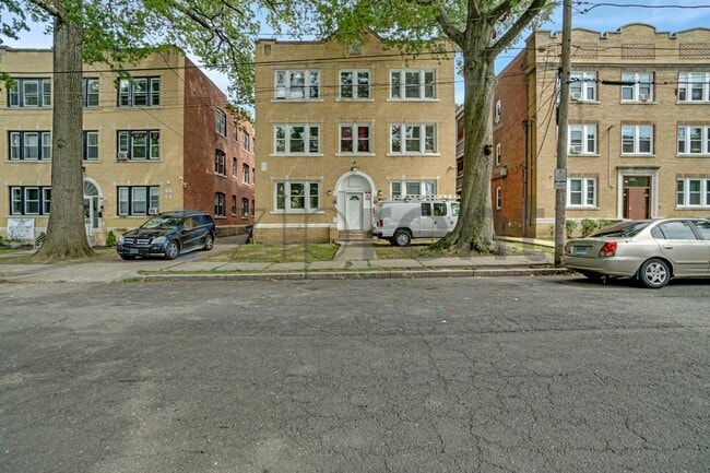 Building Photo - 204-206-206 Magnolia St