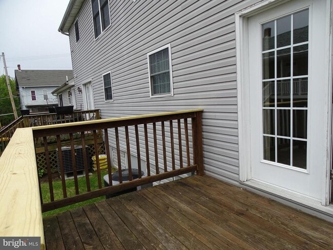 Building Photo - 10 Fairview Ave