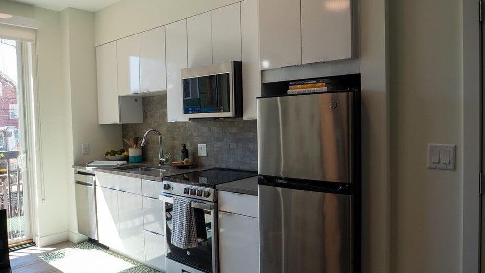 Building Photo - 348 Somerville Ave