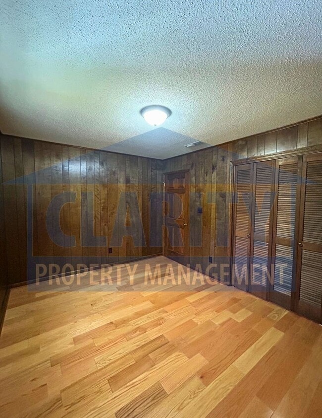 Building Photo - Charming two story home with garage and la...