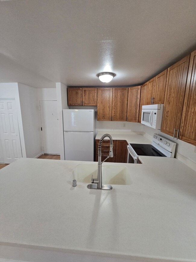 Building Photo - Spacious 1BR Mission Valley Condo - A/C - Private Balcony - 2 Parking Spaces