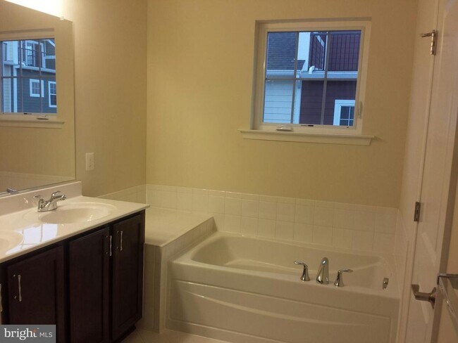 Building Photo - 6041 Maple Hill Rd