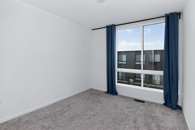 Building Photo - 1276 Lakepointe Dr