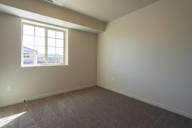 Building Photo - Townhome available in Millcreek Springs with a community pool!