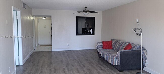 Building Photo - 427 Golden Isles Dr