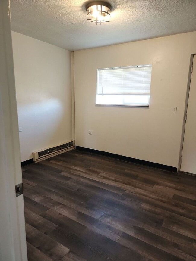 Building Photo - 1 bed 1 bath unit w/ shared laundry