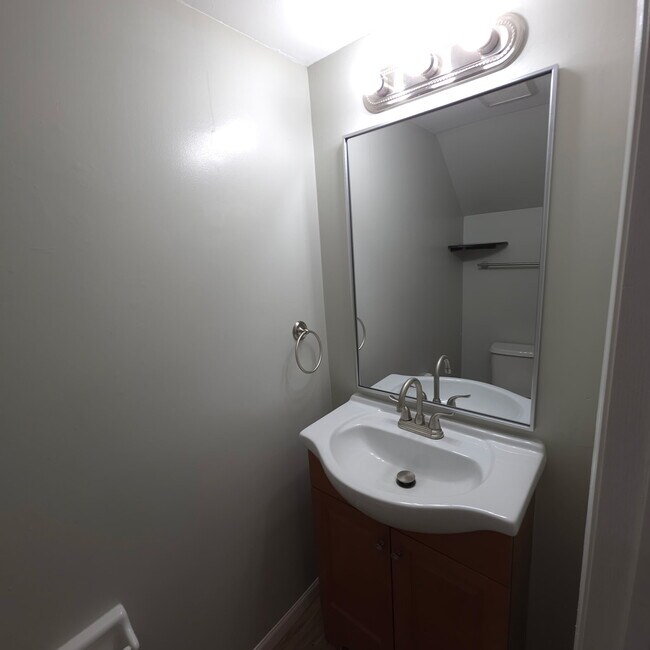 Building Photo - Jannat 6068 George’s