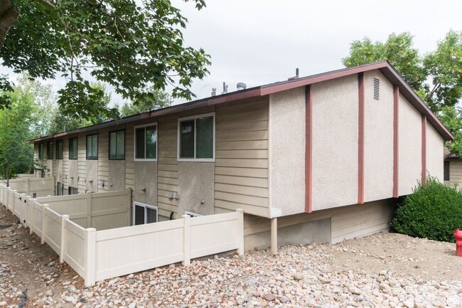 Building Photo - Beautiful Townhome in Excellent Holladay Location!