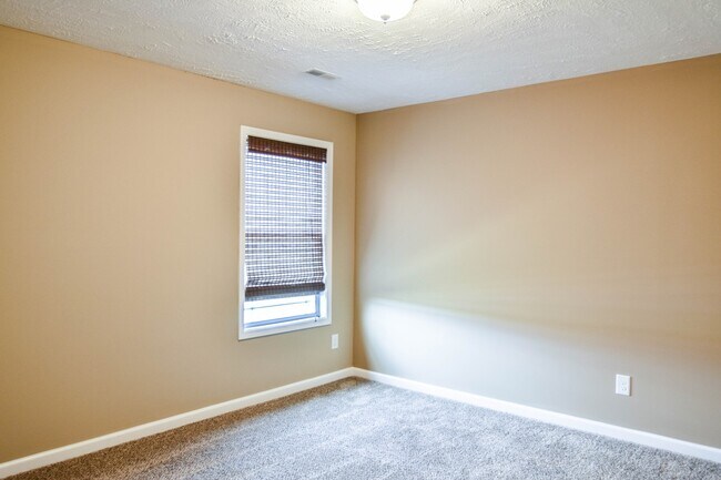 Building Photo - Pet Friendly Three Bedroom with Bonus!