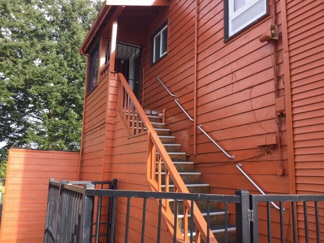 Building Photo - 801 Pecks Dr