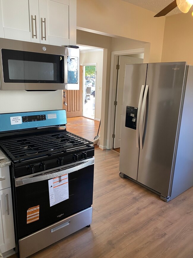 Building Photo - 940 East Lake Dr