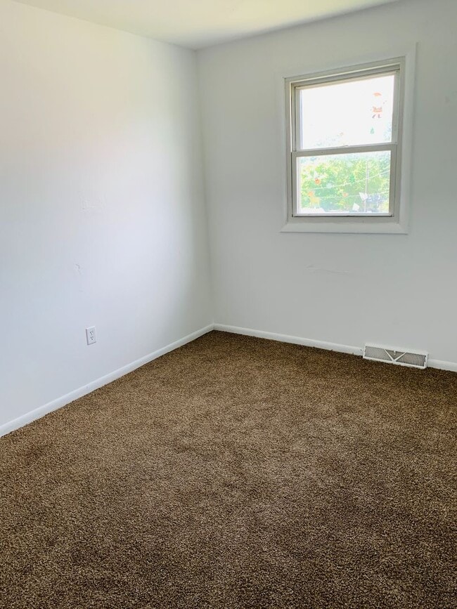 Building Photo - Coming soon! 3 Bedroom 1 Bath home in York...