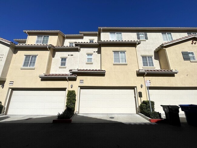 Building Photo - Luxurious Townhome in Gated Private Community