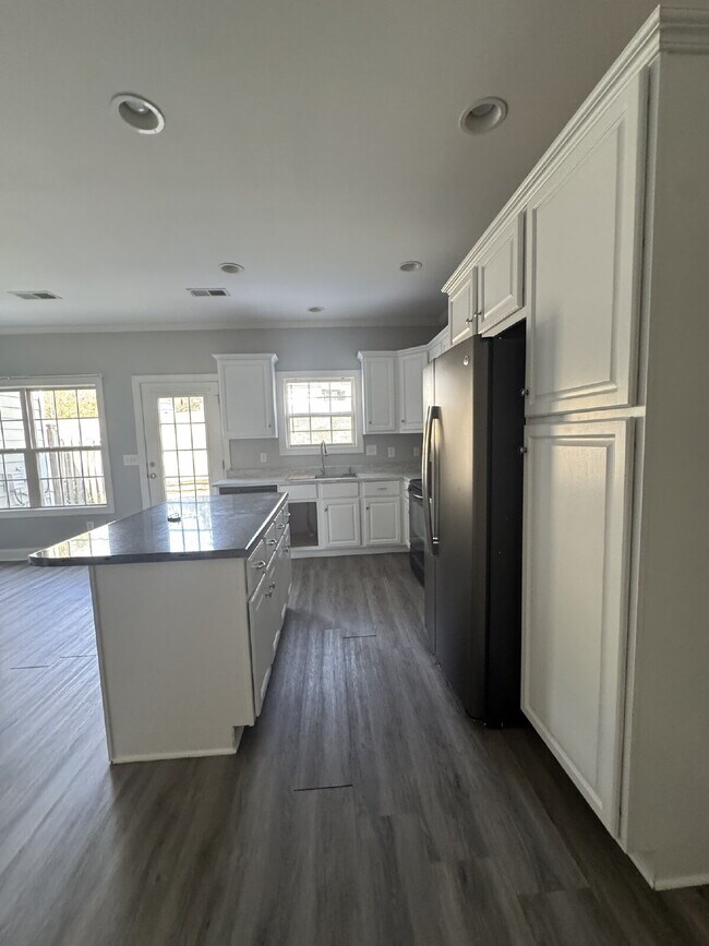 Building Photo - Beautiful townhouse near Henslee Park