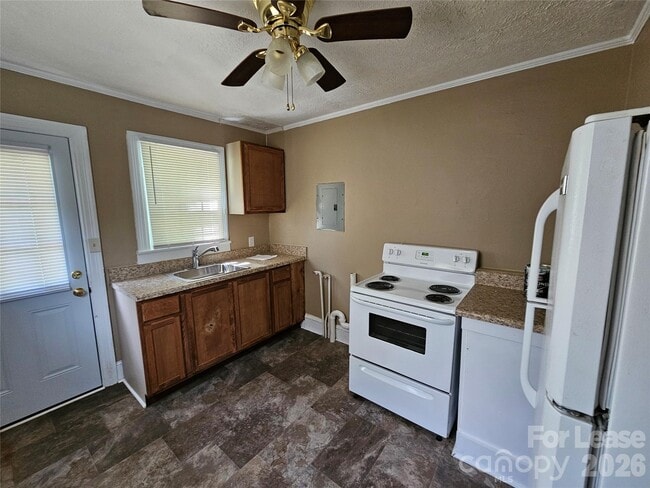 Building Photo - 67 Grattan Dr NE