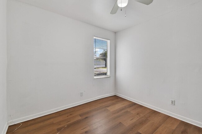 Building Photo - 635 6th St