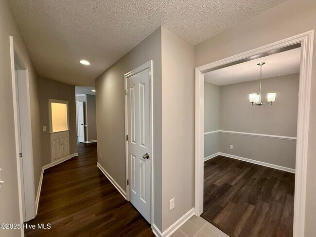 Building Photo - 1475 Monticello Dr