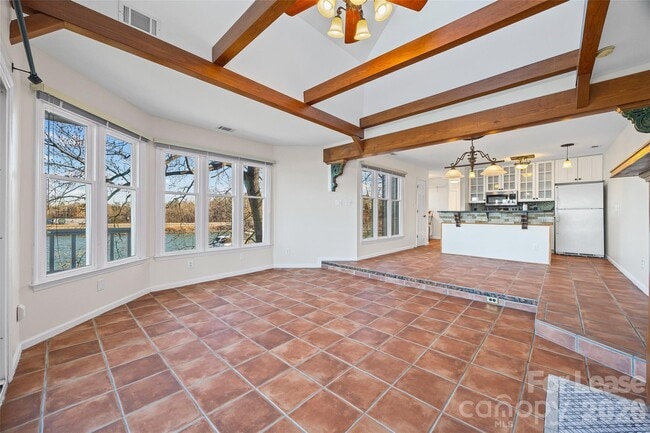 Building Photo - 372 Northwest Dr