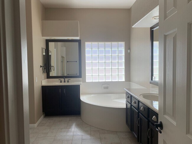 Building Photo - Gated Meticulous Summerlin Home
