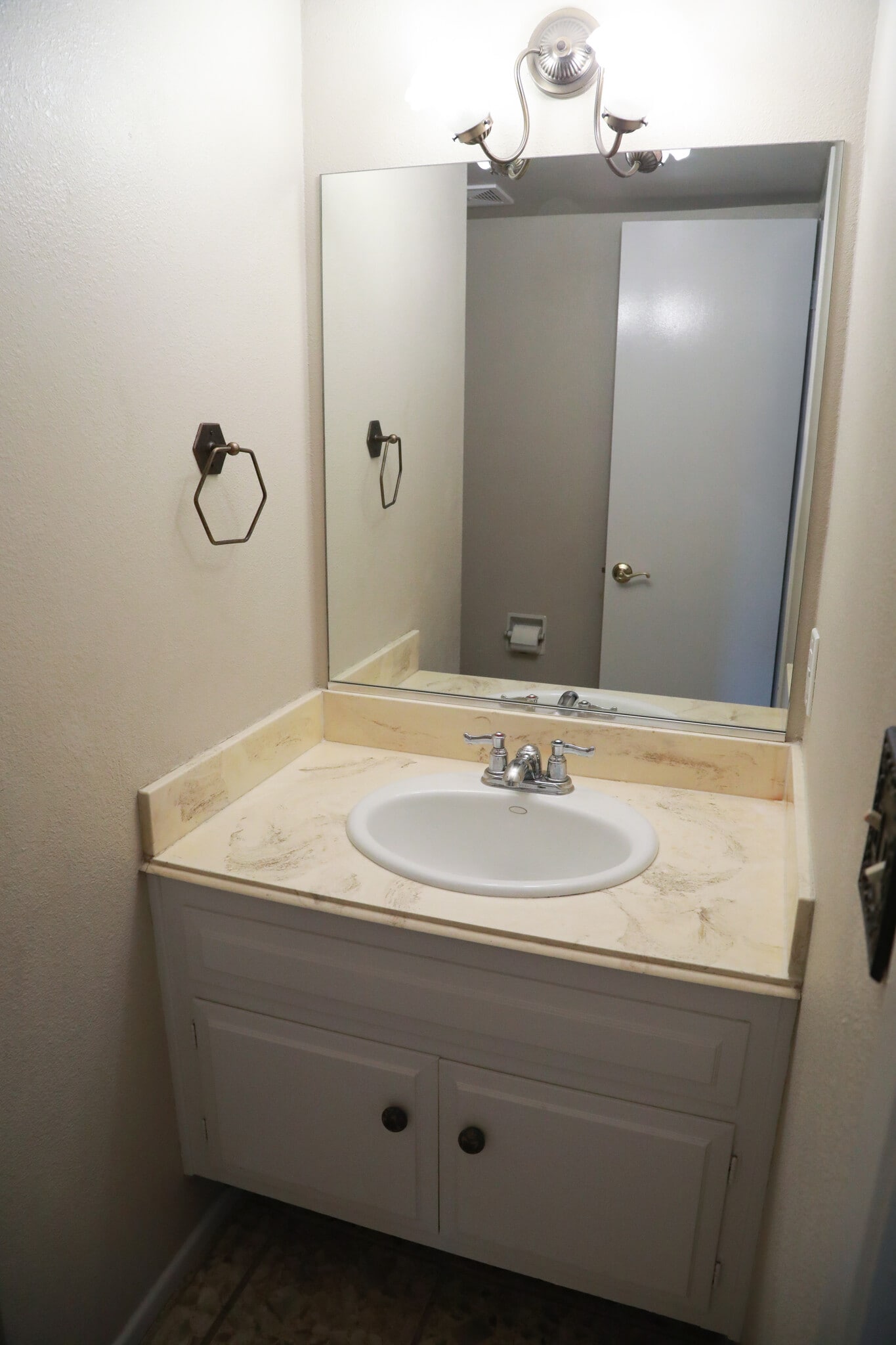 1/2 bathroom downstairs - 646 Buttonwood Dr