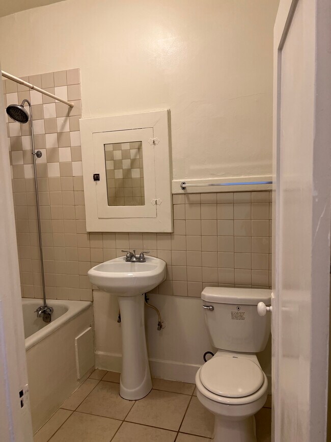 Bathroom - 1441 Edgecliffe Dr