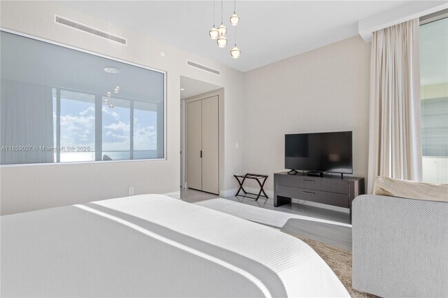 Building Photo - 17901 Collins Ave