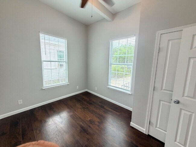 Building Photo - 3 bedroom and 2 bathrooms has newly renovated modern home in Southtown unit ready to move in! Mov...