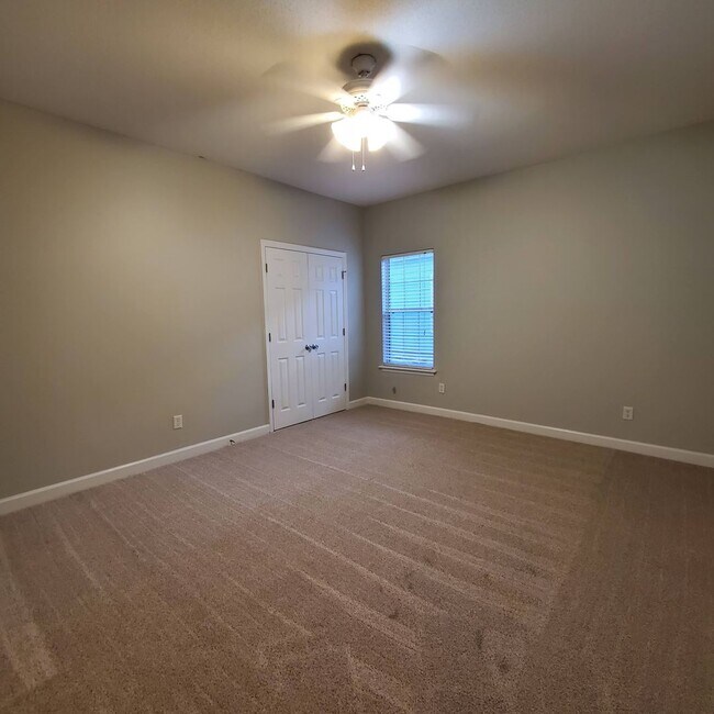 Building Photo - Luxurious and Spacious 3BR/2BA Rental Home...