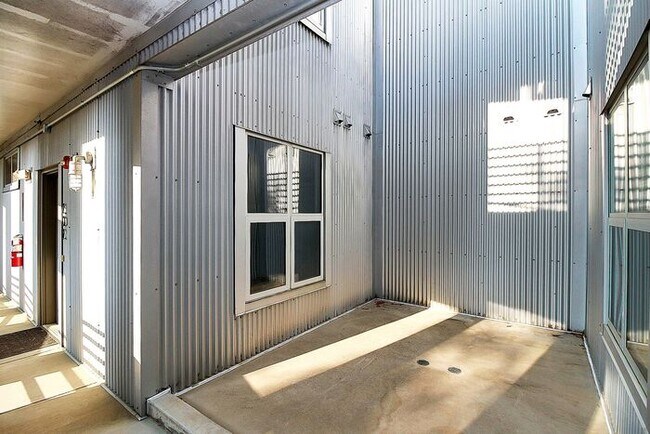 Building Photo - Industrial Corner 2BD/2BA Condo at Steelhaus in Plaza Midwood!