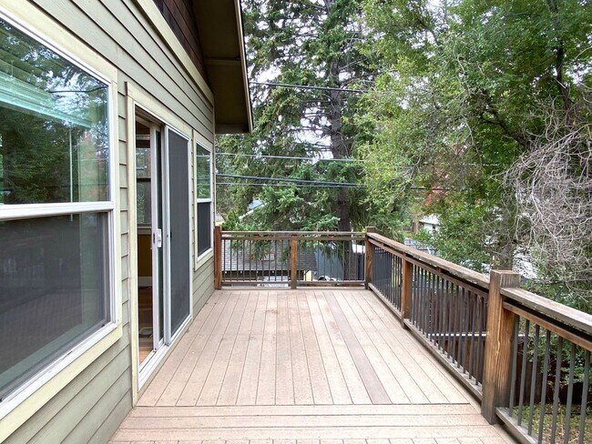 Building Photo - Spacious 3 BR w/ all wood floors and great midtown Bend location