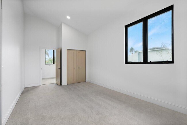 Building Photo - 1 18th Ave S