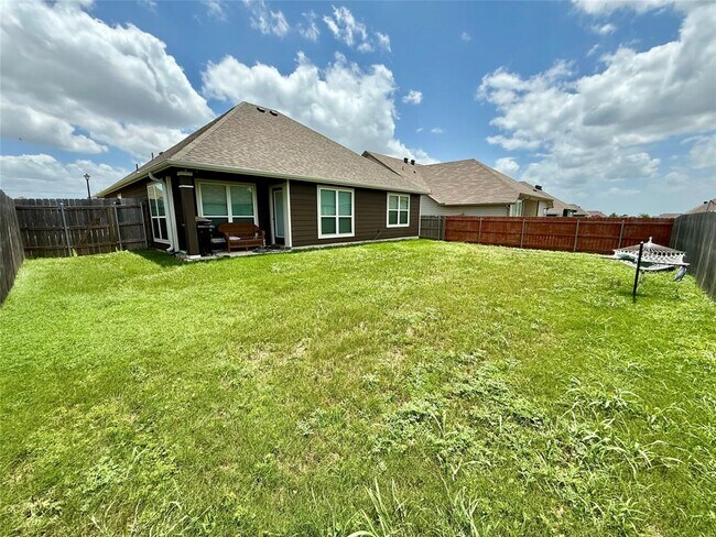 Building Photo - 808 Fallbrook Dr