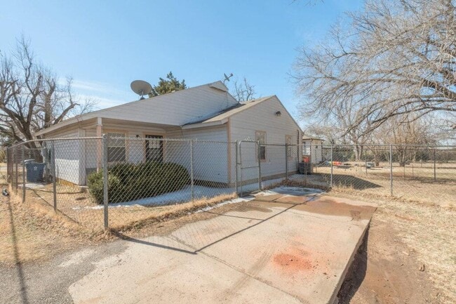 Building Photo - 109 E Colcord Ave