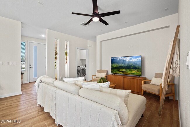 Building Photo - 444 Deserts Dr