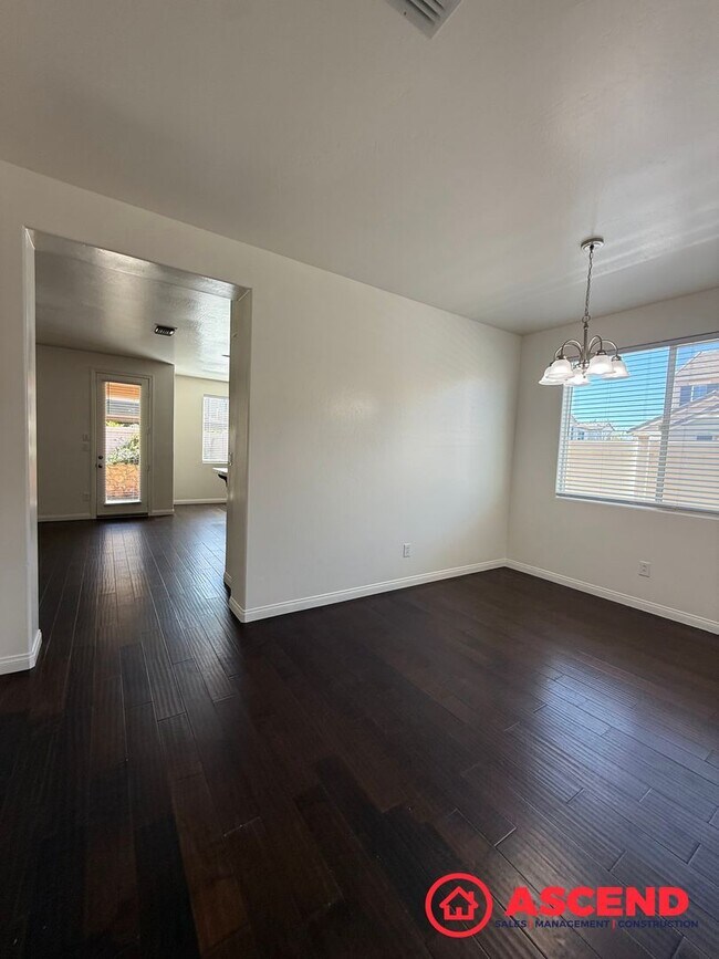 Building Photo - Beautiful 4 Bedroom Located in HOA!