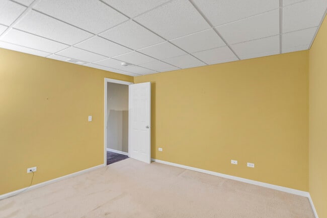 Building Photo - 3N812 John Greenleaf Whittier Pl