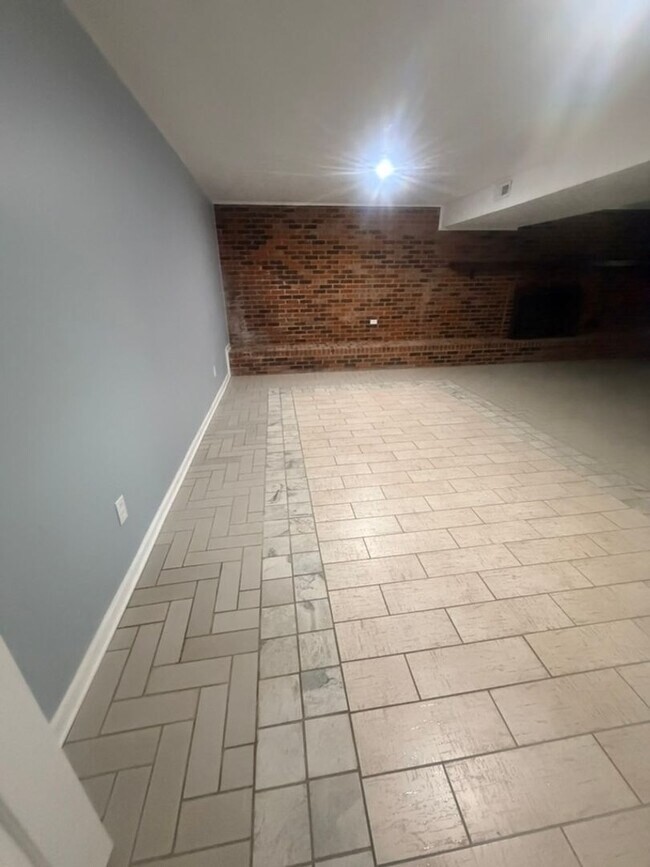 Building Photo - Spacious Maryville City Rental with Finished Basement & Lawn Care Included!