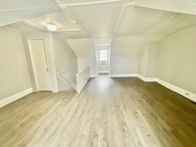 Building Photo - 3 Bed 1.5 Bath- Southside Pittsburgh PA