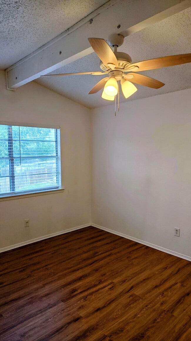 Building Photo - 1114 Royal Crest Dr