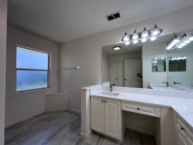 Building Photo - PRICE REDUCED FOR A QUICK MOVE IN!!  Beaut...