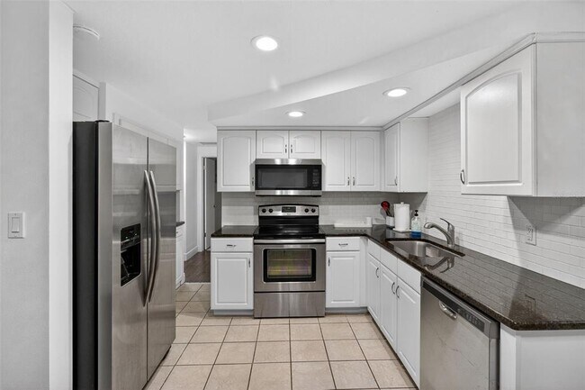 Building Photo - 3214 Huntington Rd