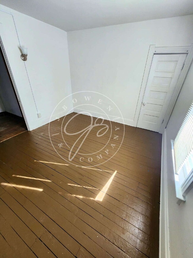 Building Photo - 4 bed 2 bath with 1st floor bedroom and ba...