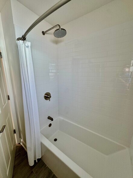 Guest Bath Tub / Shower - 7902 Canary Palm Ct