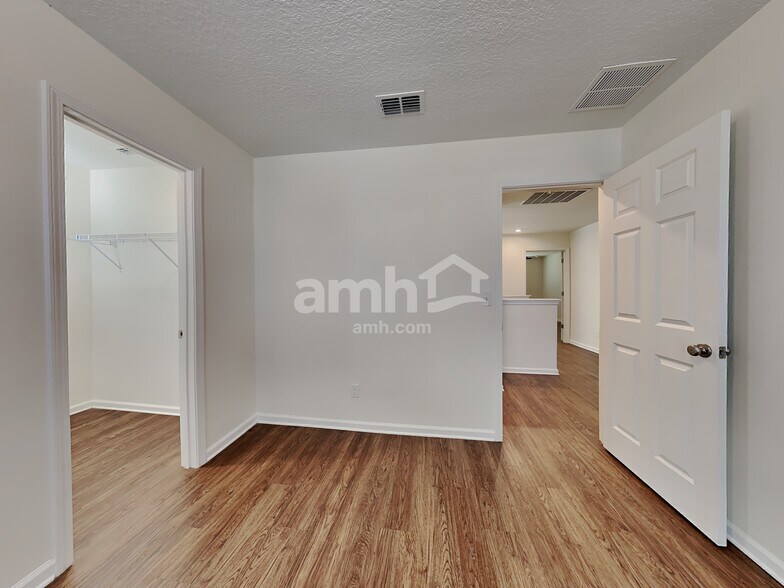 Building Photo - 220 W Jayce Wy