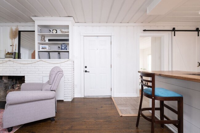 Building Photo - Updated 3-Bedroom Home with Fully Equipped Kitchen & Washer/Dryer in Great Neighborhood!