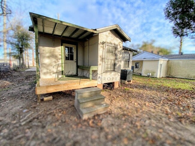 Building Photo - Remodeled 2BR/1BA with Hardwood Floors & L...