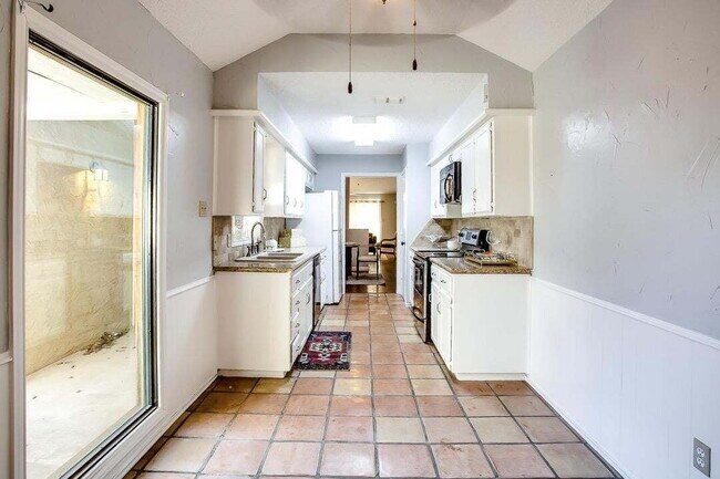Building Photo - Charming Townhome on a Quiet Cul-de-Sac